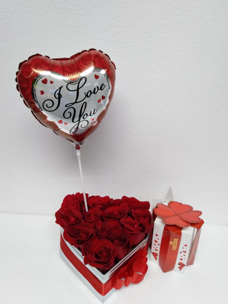 12 Rosas en Caja Corazón, Bombones Heidi Bouquet de 140 Grs y Globito 